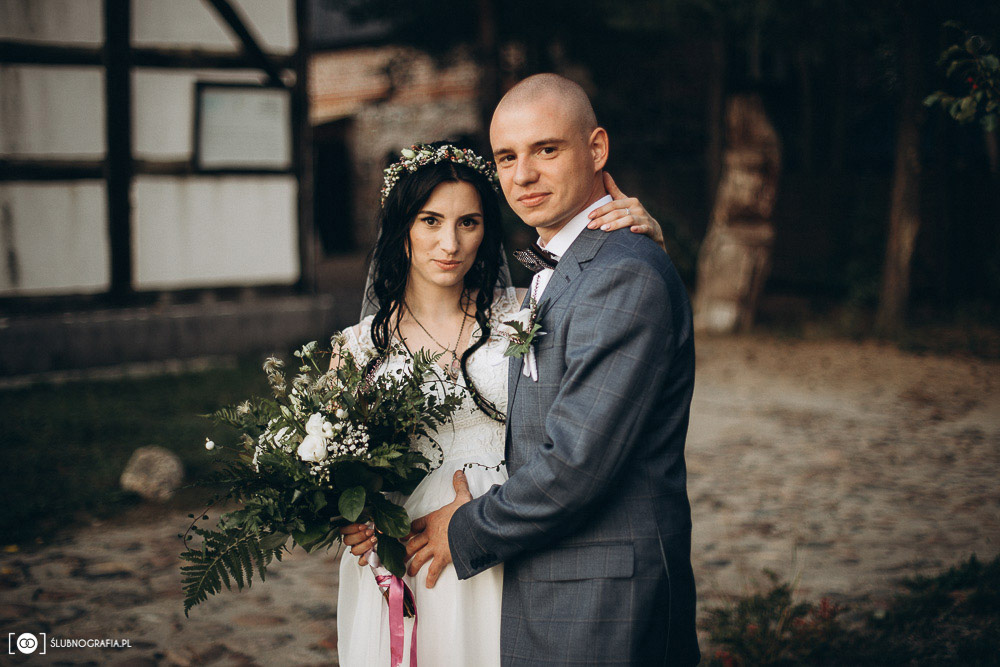 Sesja ślubna Natalii i Konrada o zachodzie słońca w Olchowym Gościńcu pod Zieloną Górą