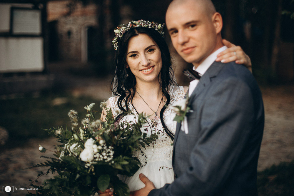 Sesja ślubna Natalii i Konrada o zachodzie słońca w Olchowym Gościńcu pod Zieloną Górą