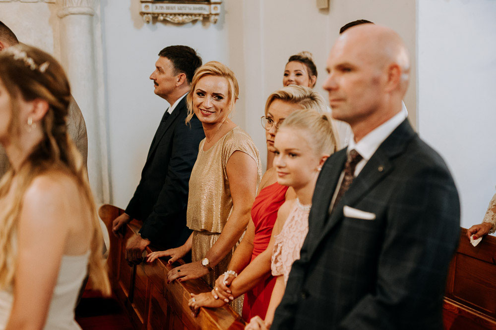Młoda para podczas ślubu i wesela Gościniec Kalinka