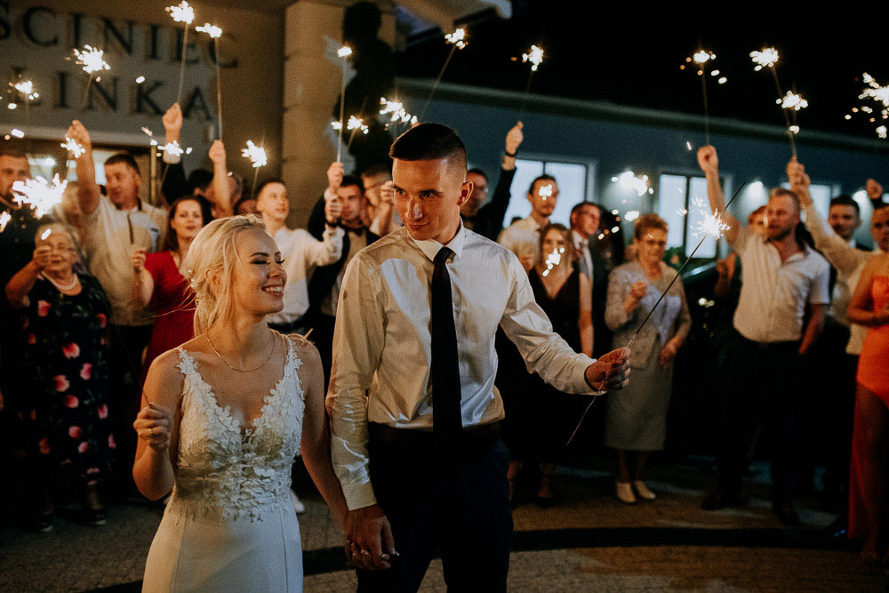 Młoda para podczas ślubu i wesela Gościniec Kalinka
