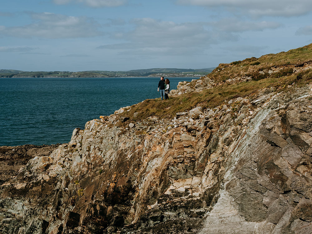 Para zakochanych pozuje do zdjęć na irlandzkich klifach w Galley Head 