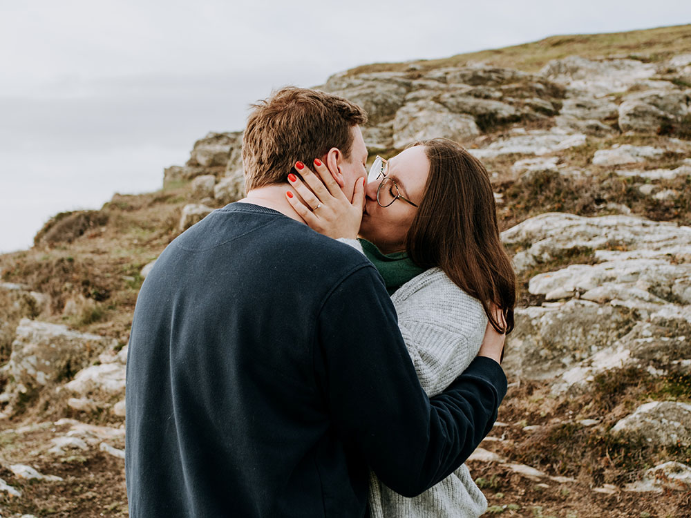 Para zakochanych pozuje do zdjęć na irlandzkich klifach w Galley Head 