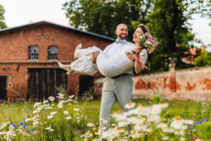 Kameralny ślub w stylu slow wedding – przygotowania w stajni, ceremonia w kaplicy i luz bez spiny