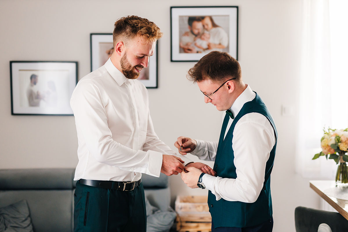 Naturalny reportaż ślubny pokazujący emocje i wydarzenia dnia ślubu