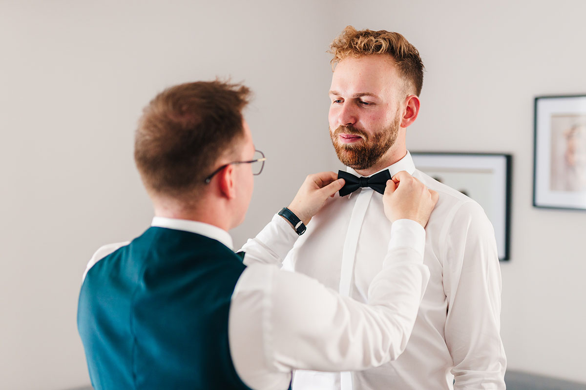 Pan młody podczas przygotowań przed ślubem