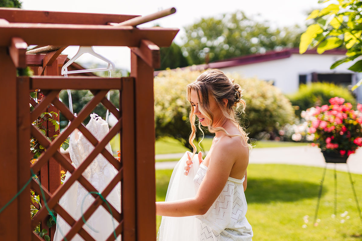 Przygotowania panny młodej w dniu ślubu