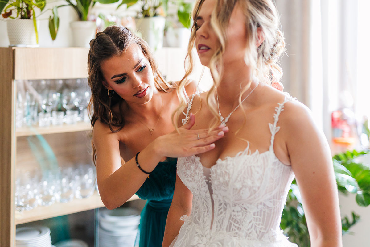 Detale i emocje w trakcie przygotowań panny młodej