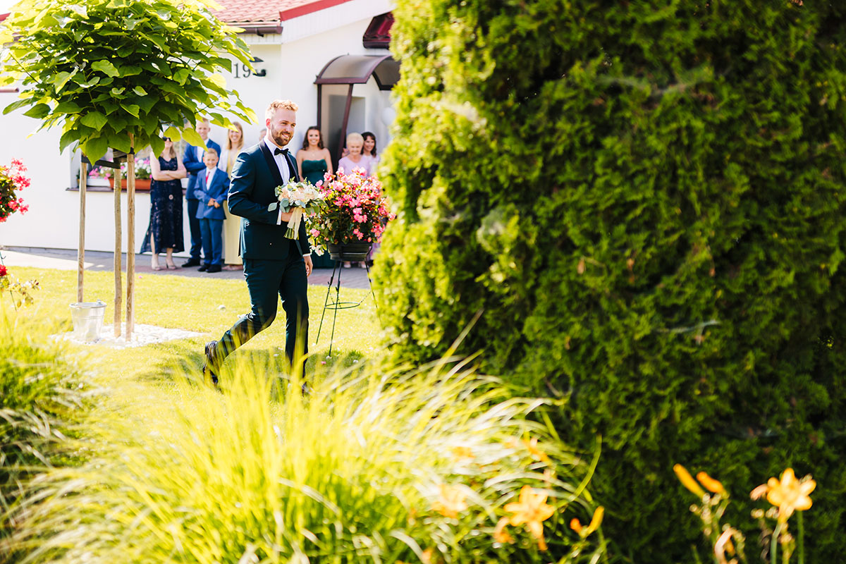 Emocjonalny first look przed ceremonią ślubu