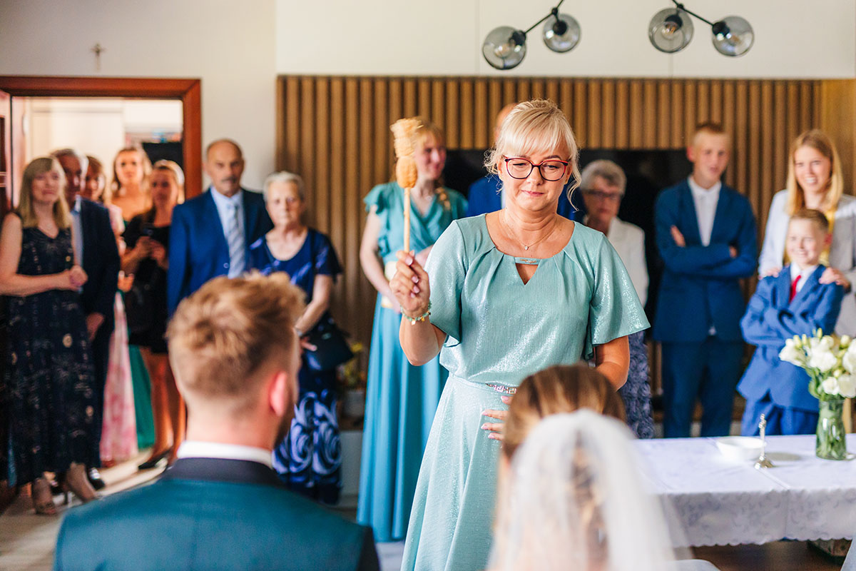 Naturalny reportaż ślubny pokazujący emocje i wydarzenia dnia ślubu