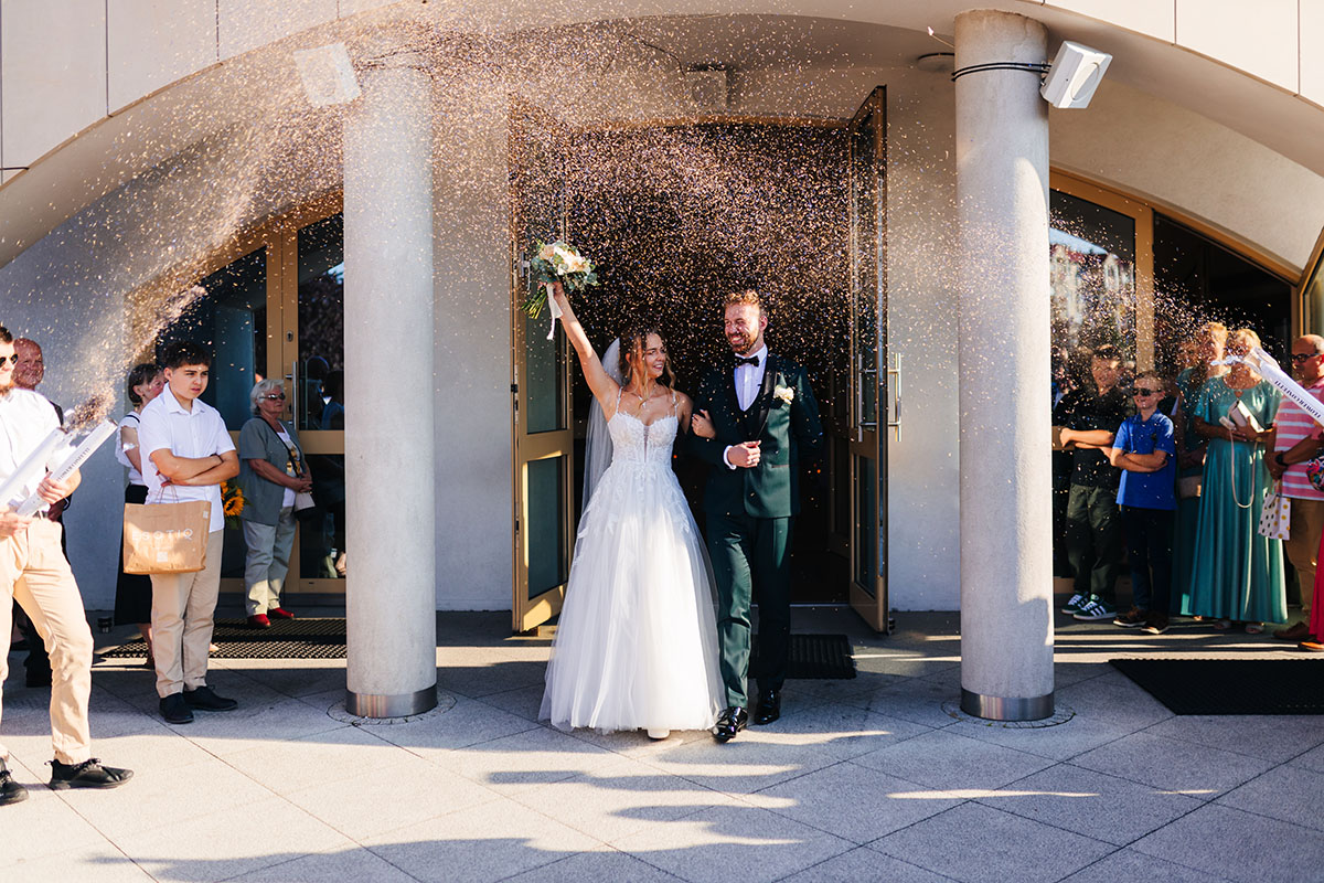 Ślub kościelny pary młodej – wyjście z kościoła