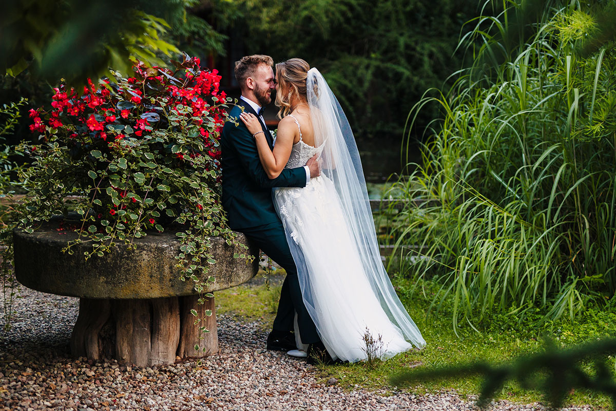 Sesja ślubna w dniu ślubu – naturalne zdjęcia pary młodej