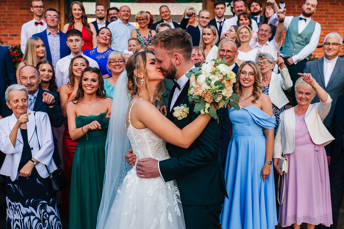 Wesele i zabawa gości – zdjęcia grupowe z gośćmi