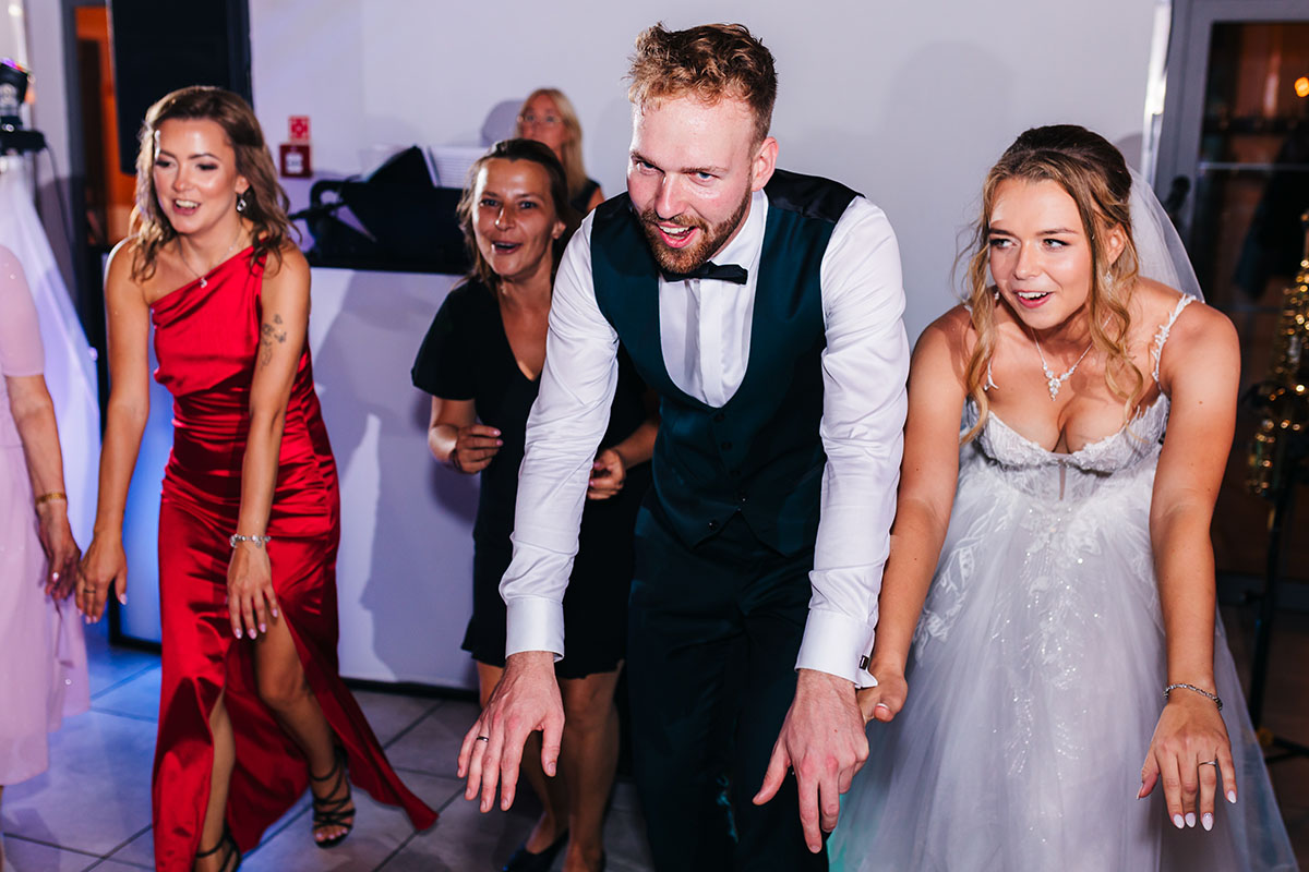 Naturalny reportaż ślubny pokazujący emocje i wydarzenia dnia ślubu