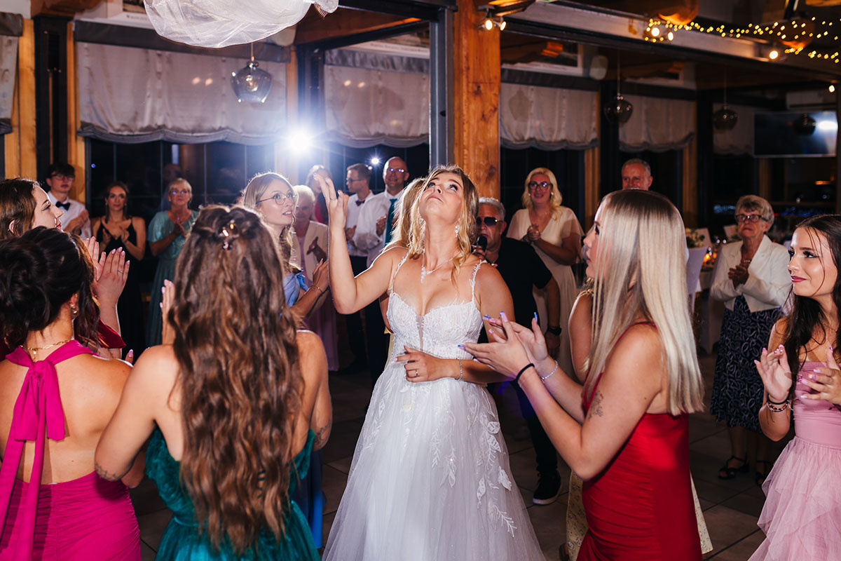 Moment oczepin na weselu pary młodej