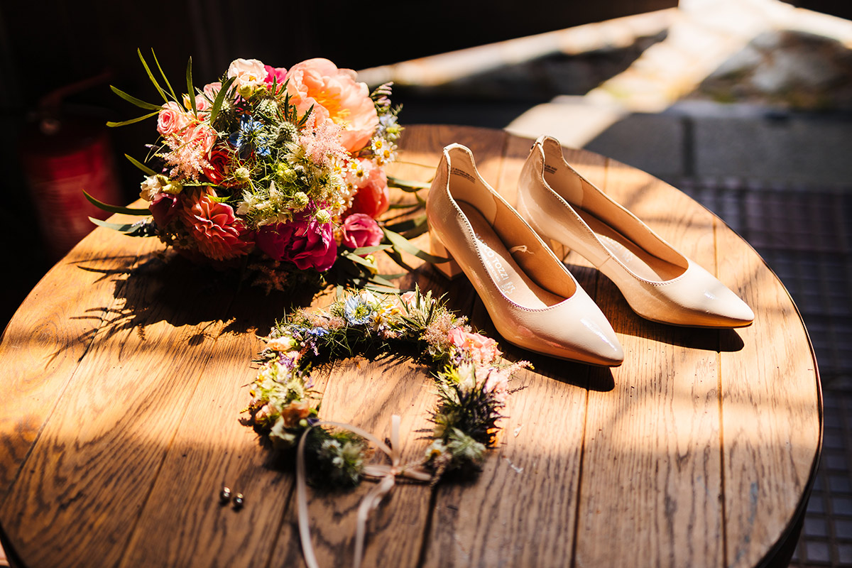 Kameralny ślub w stylu slow wedding – przygotowania w stajni, ceremonia w kaplicy i luz bez spiny