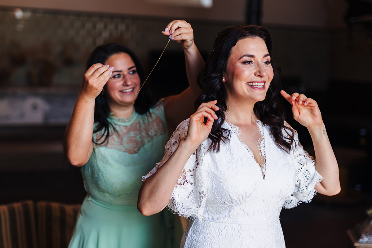 Kameralny ślub w stylu slow wedding – przygotowania w stajni, ceremonia w kaplicy i luz bez spiny