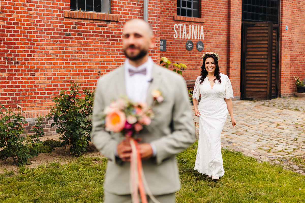 Kameralny ślub w stylu slow wedding – przygotowania w stajni, ceremonia w kaplicy i luz bez spiny