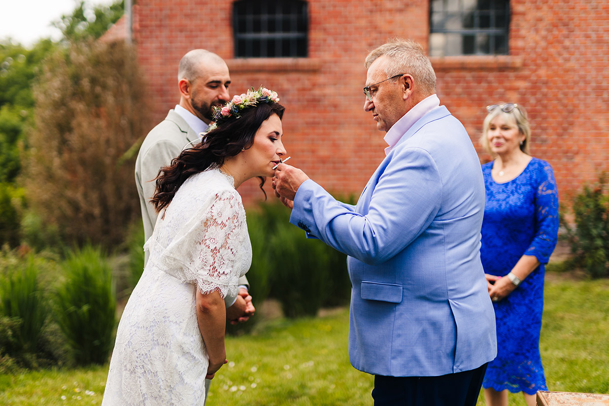 Kameralny ślub w stylu slow wedding – przygotowania w stajni, ceremonia w kaplicy i luz bez spiny