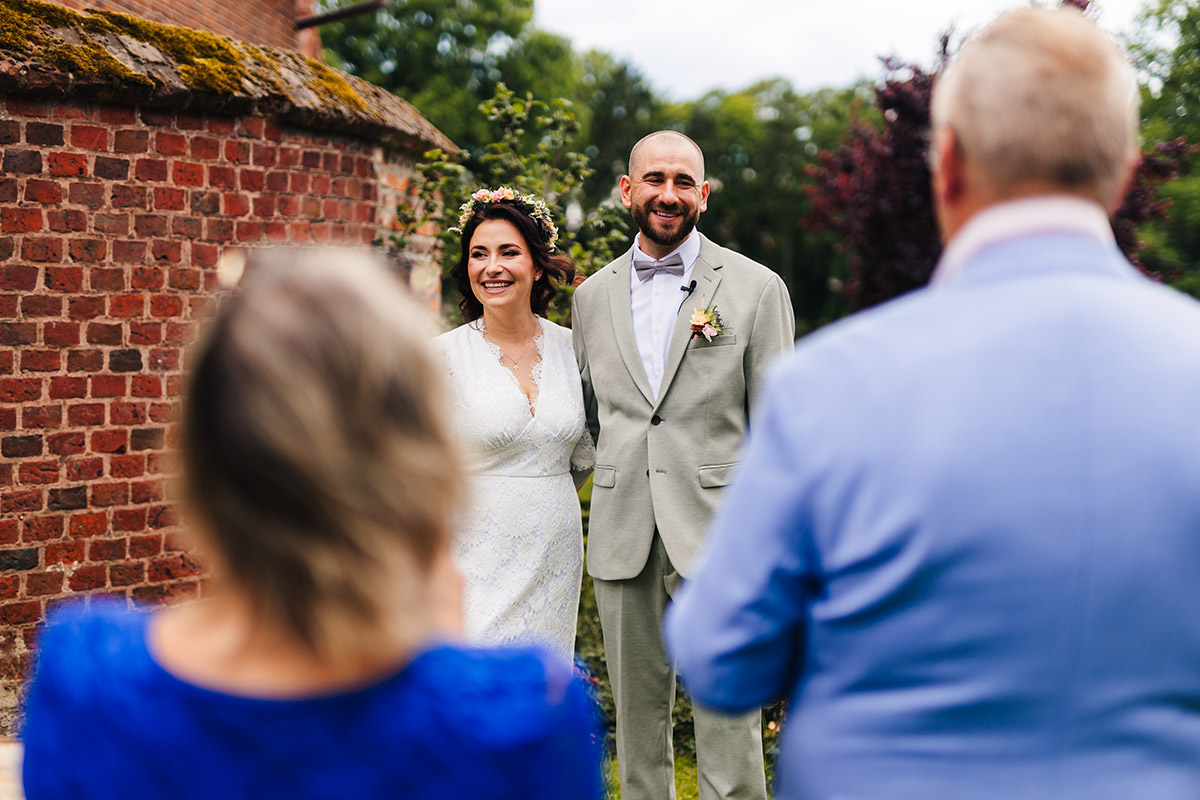 Kameralny ślub w stylu slow wedding – przygotowania w stajni, ceremonia w kaplicy i luz bez spiny