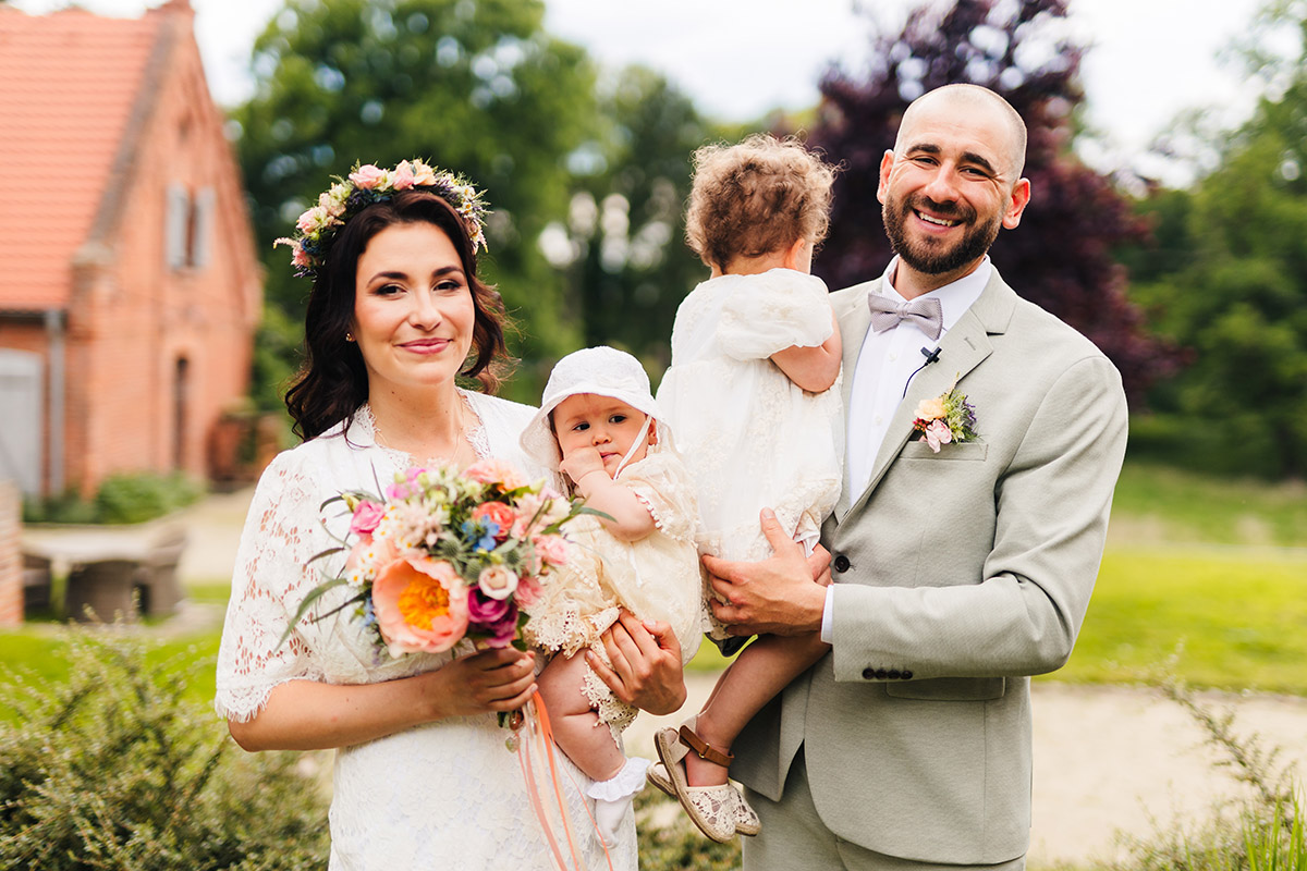 Kameralny ślub w stylu slow wedding – przygotowania w stajni, ceremonia w kaplicy i luz bez spiny