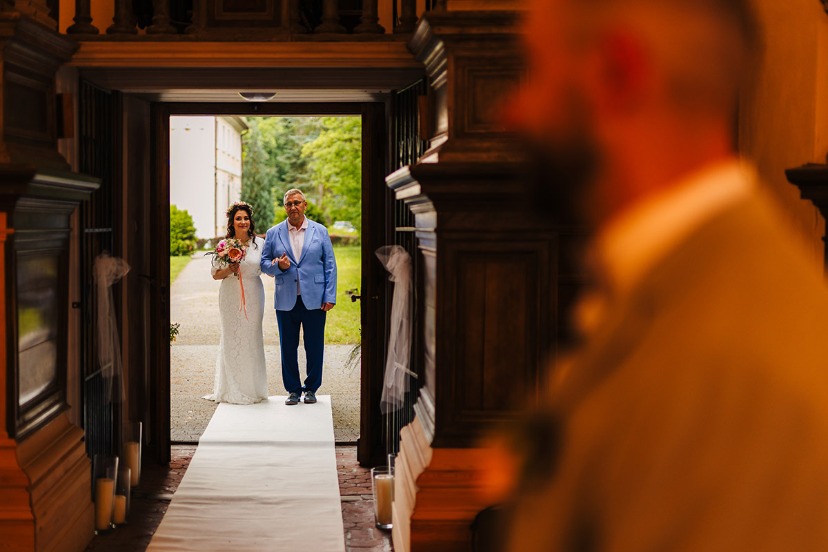 Kameralny ślub w stylu slow wedding – przygotowania w stajni, ceremonia w kaplicy i luz bez spiny