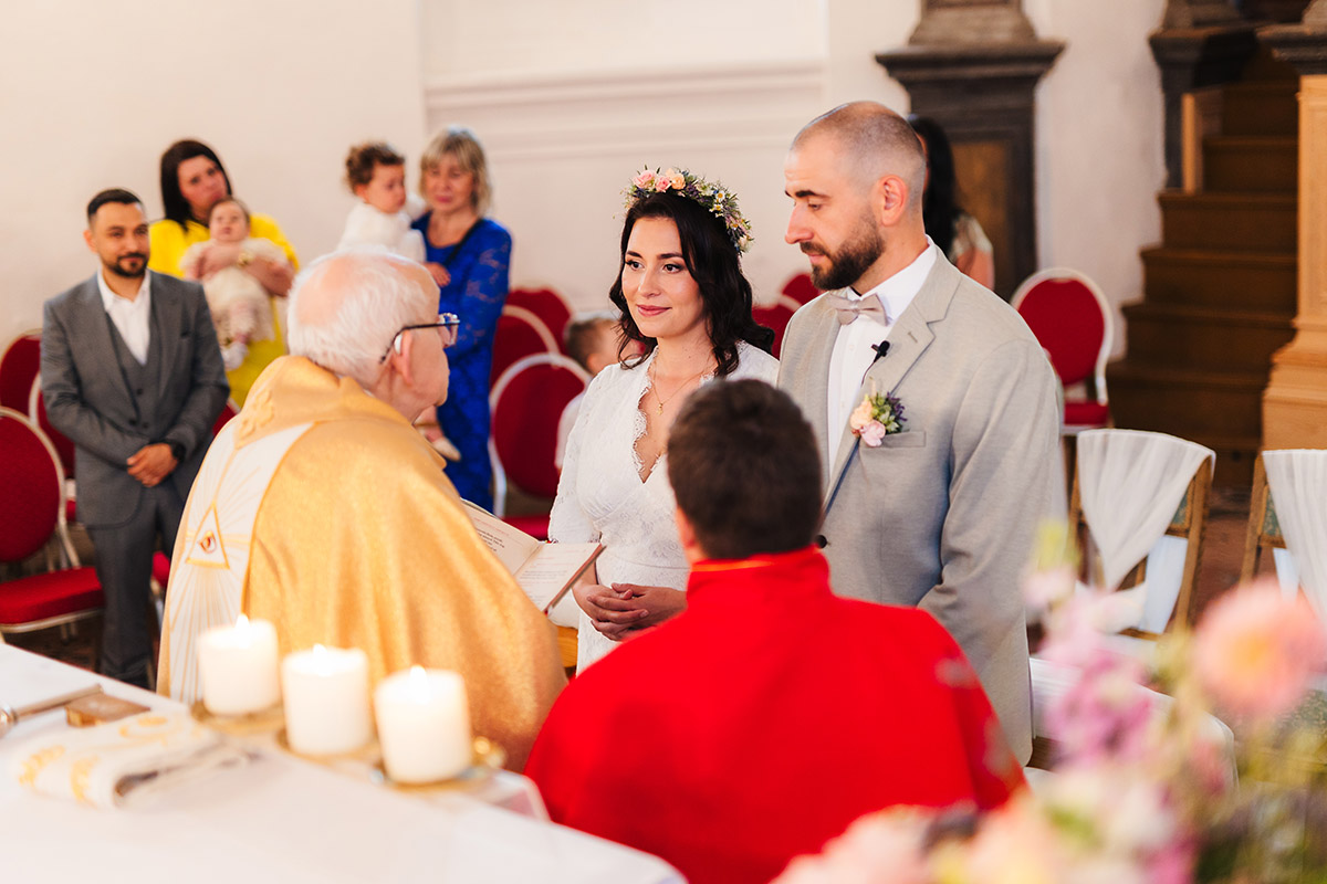 Kameralny ślub w stylu slow wedding – przygotowania w stajni, ceremonia w kaplicy i luz bez spiny