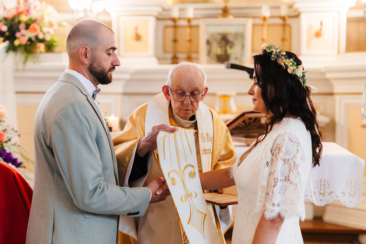 Kameralny ślub w stylu slow wedding – przygotowania w stajni, ceremonia w kaplicy i luz bez spiny