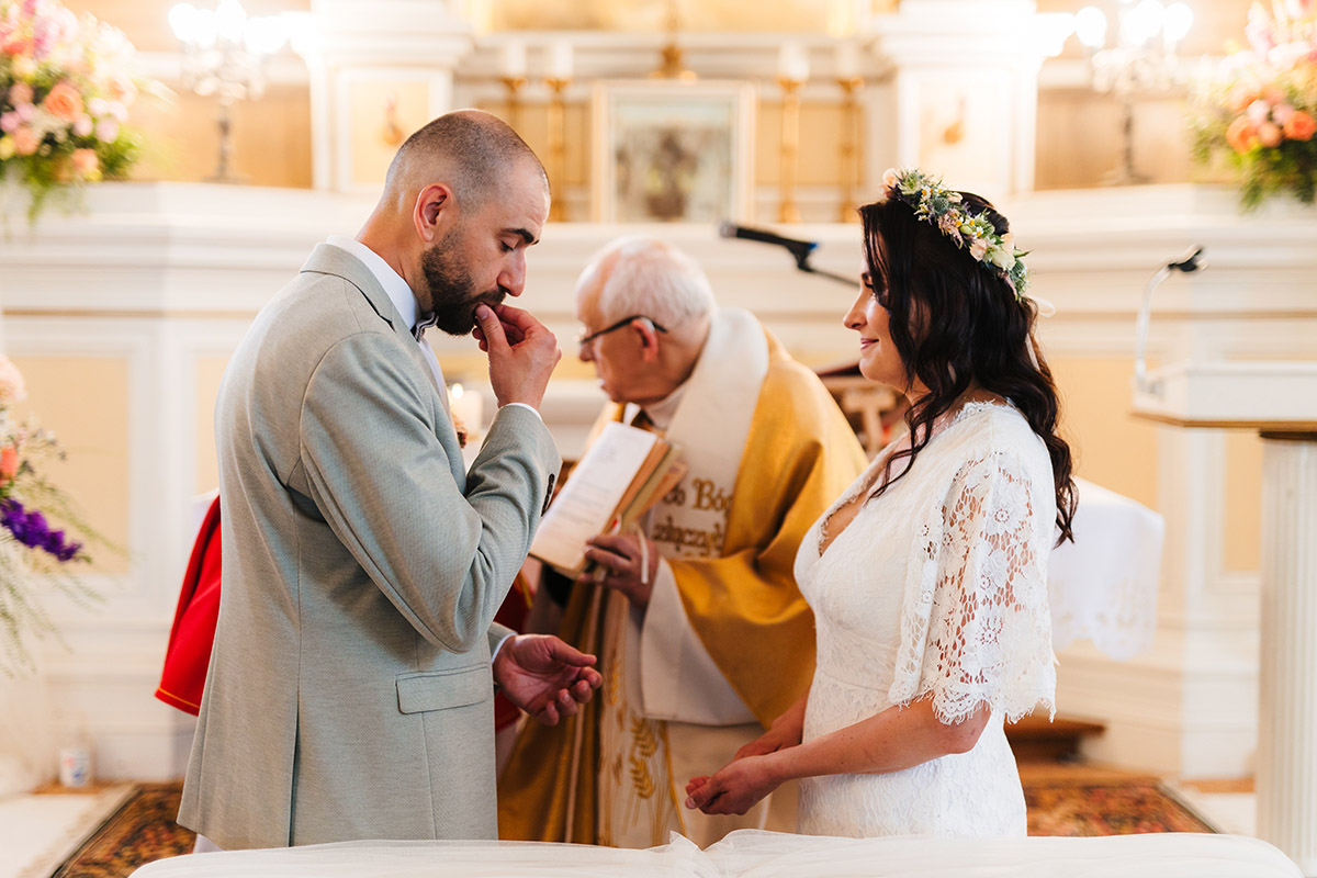 Kameralny ślub w stylu slow wedding – przygotowania w stajni, ceremonia w kaplicy i luz bez spiny