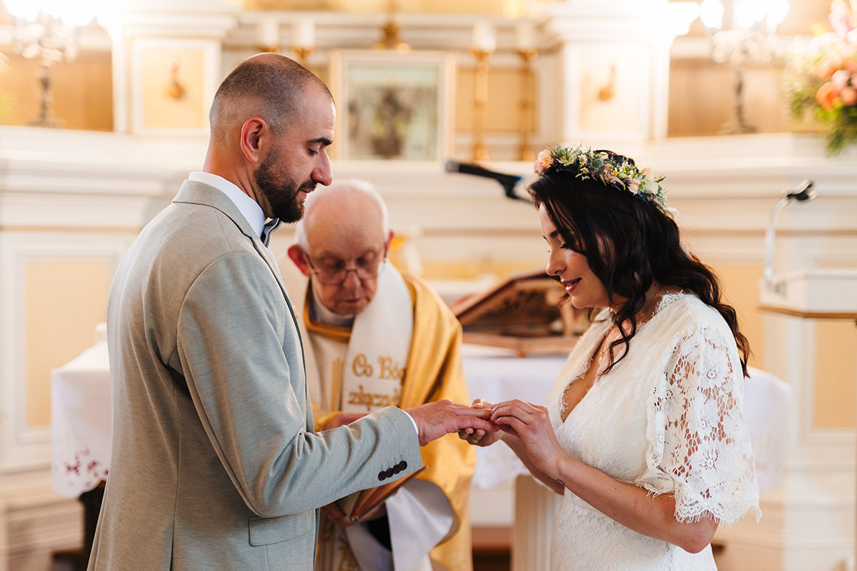 Kameralny ślub w stylu slow wedding – przygotowania w stajni, ceremonia w kaplicy i luz bez spiny