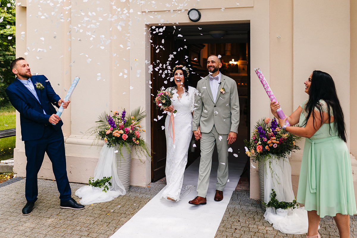 Kameralny ślub w stylu slow wedding – przygotowania w stajni, ceremonia w kaplicy i luz bez spiny