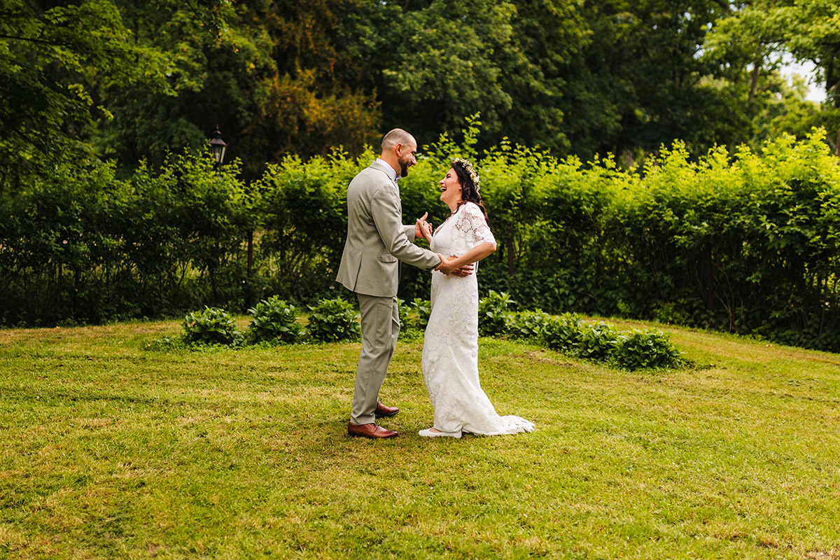 Kameralny ślub w stylu slow wedding – przygotowania w stajni, ceremonia w kaplicy i luz bez spiny