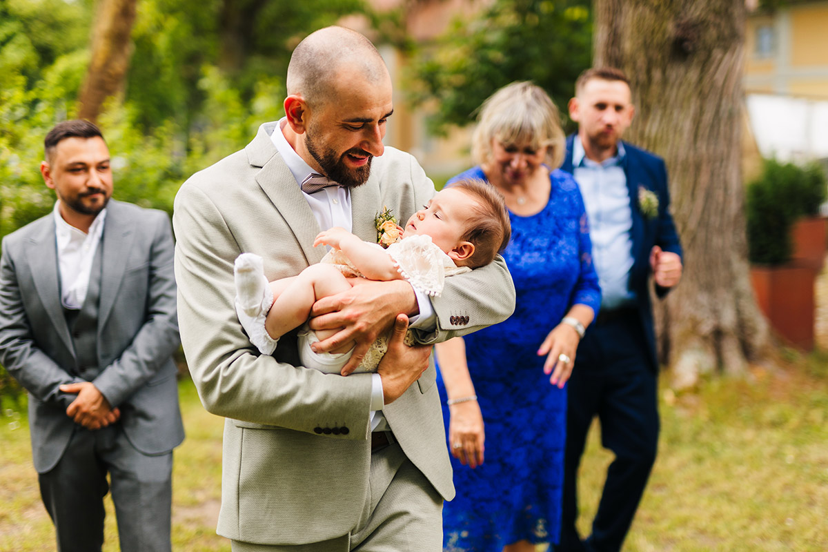 Kameralny ślub w stylu slow wedding – przygotowania w stajni, ceremonia w kaplicy i luz bez spiny