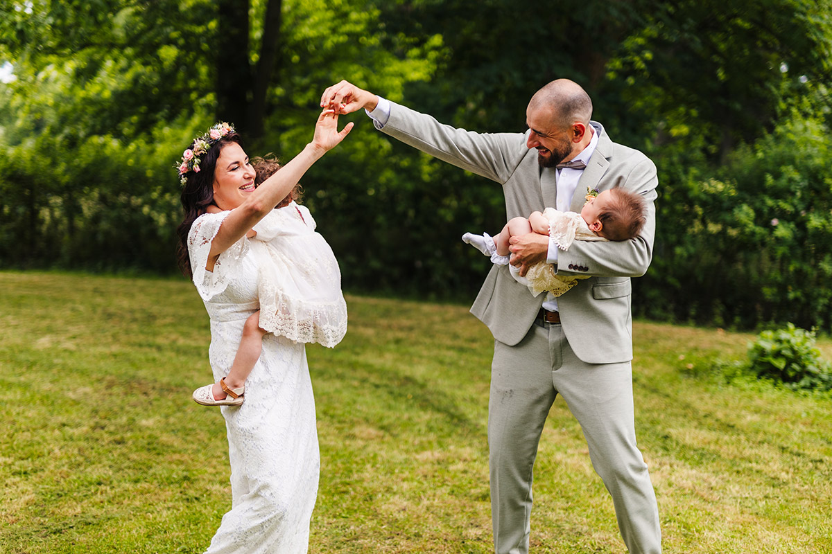 Kameralny ślub w stylu slow wedding – przygotowania w stajni, ceremonia w kaplicy i luz bez spiny