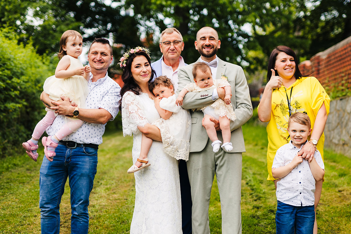 Kameralny ślub w stylu slow wedding – przygotowania w stajni, ceremonia w kaplicy i luz bez spiny