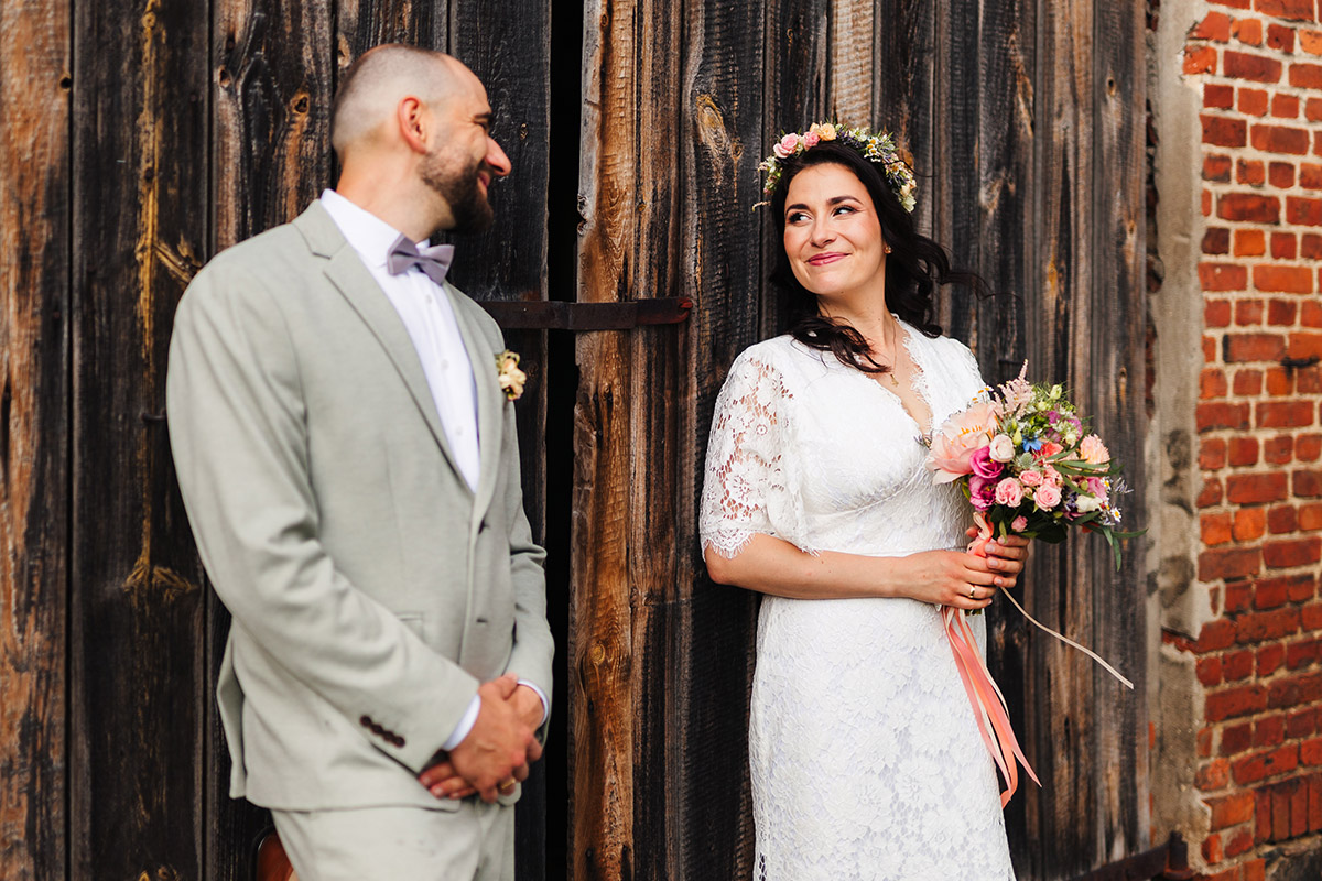 Kameralny ślub w stylu slow wedding – przygotowania w stajni, ceremonia w kaplicy i luz bez spiny