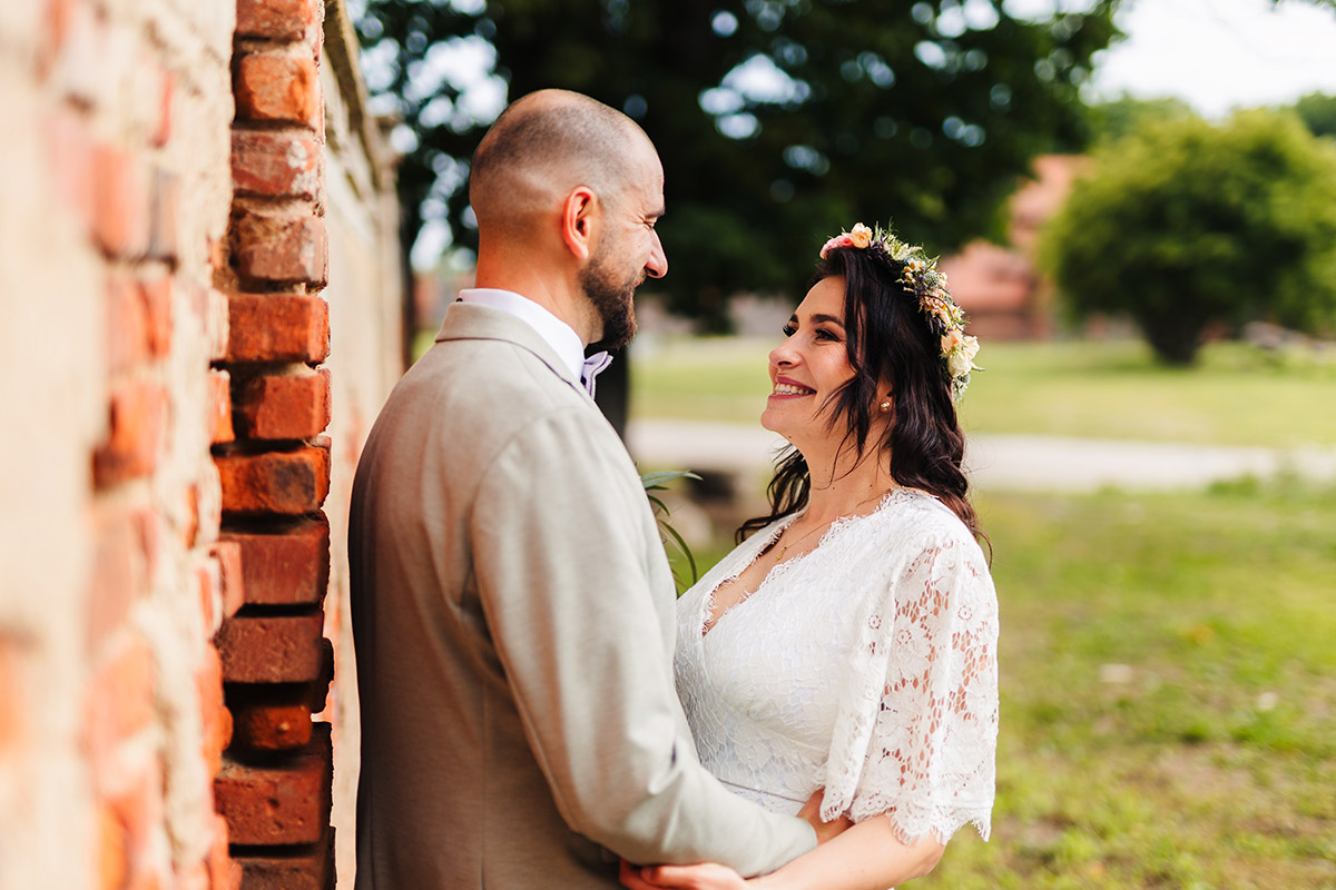Kameralny ślub w stylu slow wedding – przygotowania w stajni, ceremonia w kaplicy i luz bez spiny