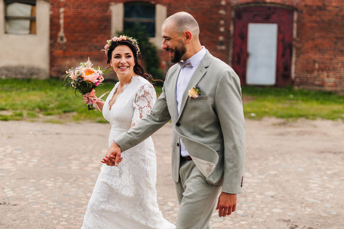 Kameralny ślub w stylu slow wedding – przygotowania w stajni, ceremonia w kaplicy i luz bez spiny