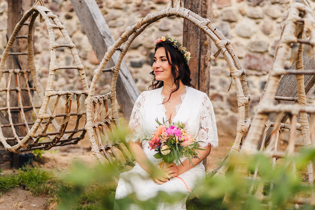 Kameralny ślub w stylu slow wedding – przygotowania w stajni, ceremonia w kaplicy i luz bez spiny
