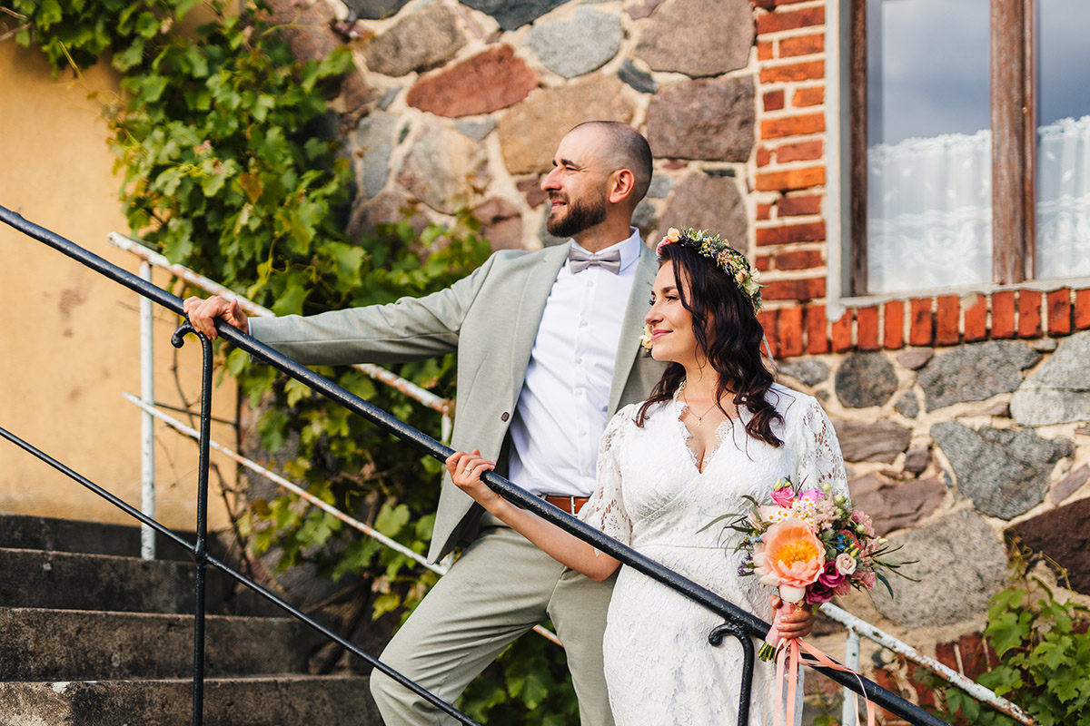 Kameralny ślub w stylu slow wedding – przygotowania w stajni, ceremonia w kaplicy i luz bez spiny