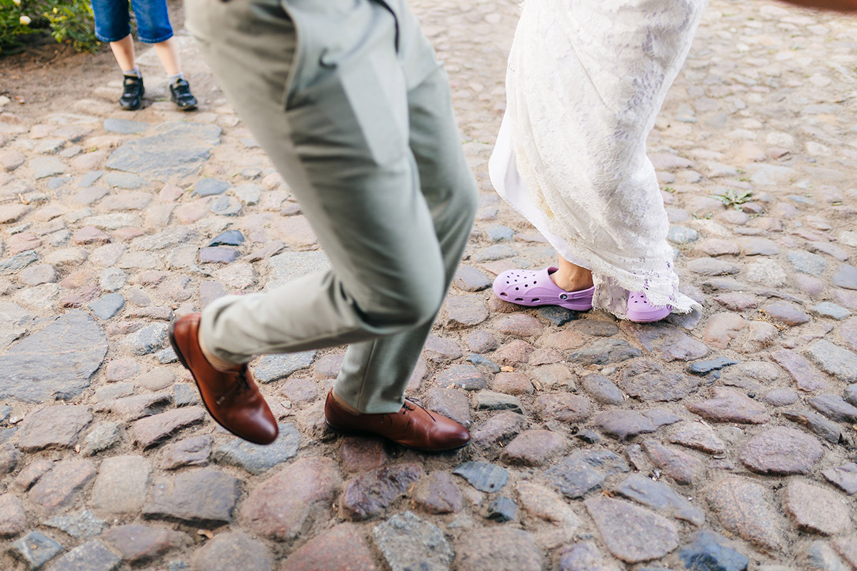 Kameralny ślub w stylu slow wedding – przygotowania w stajni, ceremonia w kaplicy i luz bez spiny