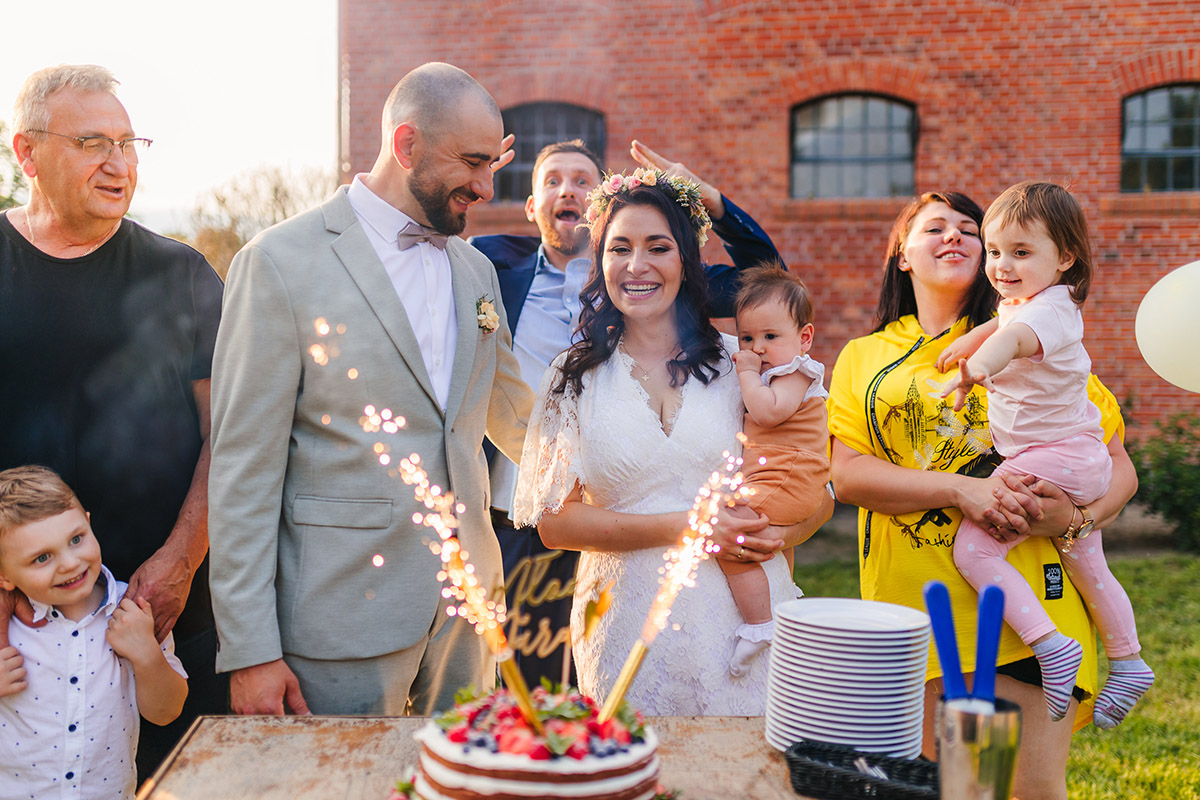 Kameralny ślub w stylu slow wedding – przygotowania w stajni, ceremonia w kaplicy i luz bez spiny